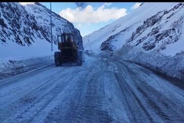 بارش سنگین برف در جاده کندوان و آزادراه تهران شمال؛ این جاده‌ها بازگشایی شدند؟