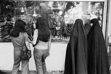 عکسی از ۲ زن تهرانی قبل از کشف حجاب