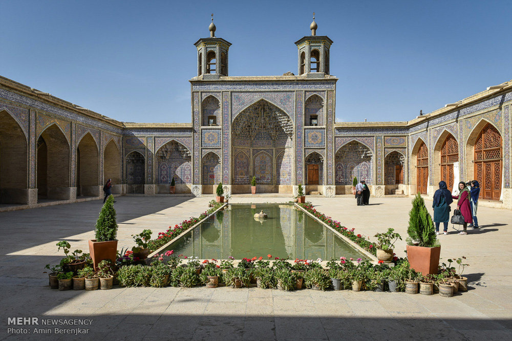 بازی رنگ و نور در مسجد نصیر الملک شیراز