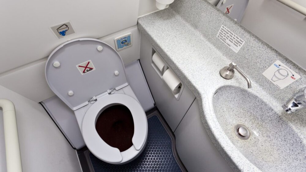 (عکس) توالت هواپیما چگونه کار می‌کند؟