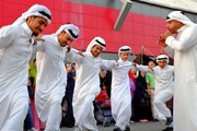 رقص شمشیر عرب ها در میدان آزادی تهران برای مسافران نوروزی/ فیلم
