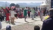 ویدئوی رقص مختلط گردشگران نوروزی در بیستون جنجال به پا کرد / فیلم