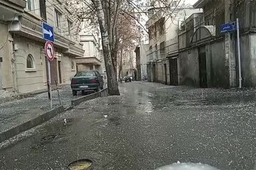 تصاویری از بارش شدید تگرگ در خیابان‌های تهران / فیلم