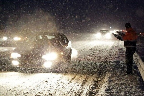 بسته شدن جاده کردستان درپی بارش برف و کولاک شدید + فیلم