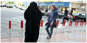 چشم‌چرانی مردی در بنر تبلیغ حجاب جنجالی شد + عکس