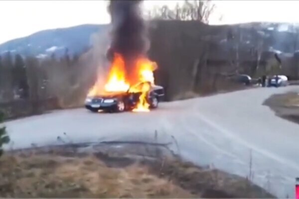 راه افتادن خودروی مرسدس بنز آتش گرفته در سرازیری + فیلم