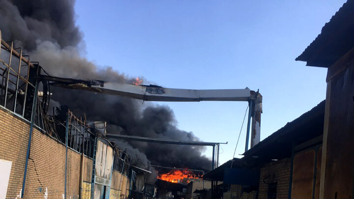 مهار آتش سوزی کارخانه الکترو استیل در مشهد توسط ۱۵۰ آتش نشان + فیلم