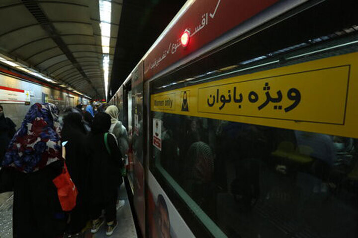 آغاز تذکر لسانی برای حجاب با هماهنگی پلیس و بسیج در متروی تهران