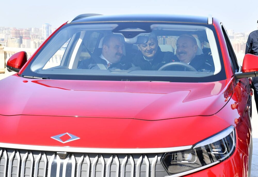 عکس| این ماشین قرمز رنگ را الهام علی اف از اردوغان هدیه گرفت!