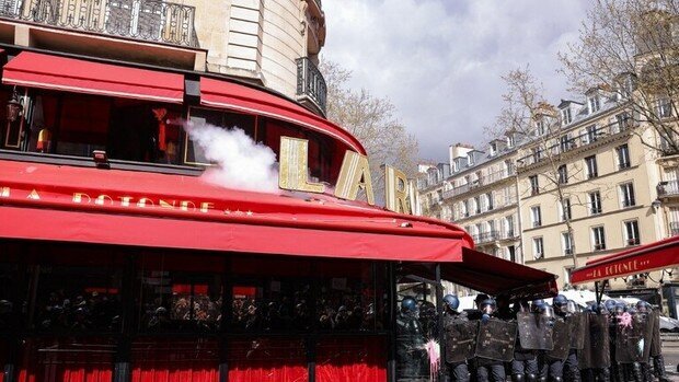 معترضان فرانسوی رستوران مورد علاقه ماکرون را آتش زدند !/ فیلم