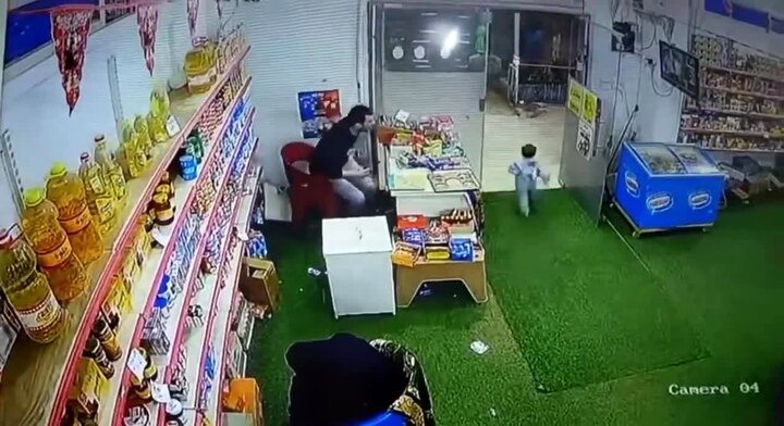 سرقت کودک سه ساله فروشگاه + فیلم
