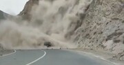 فرار معجزه آسای راننده خودرو از ریزش کوه + فیلم