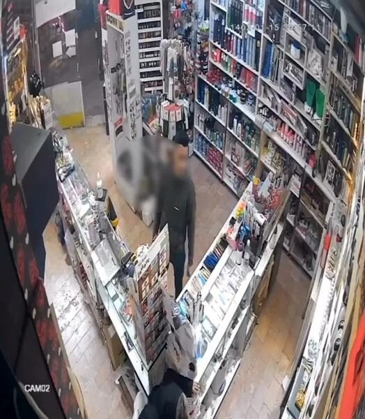 سرقت گوشی پیرزن فروشنده از داخل مغازه اش در مشهد + فیلم
