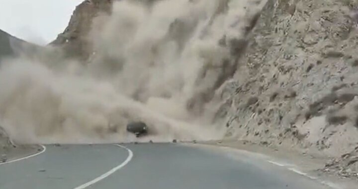 ویدیو آخرالزمانی از فرار معجزه آسای خودرو از ریزش کوه