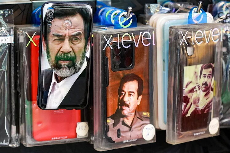 محبوبیت عجیب صدام در این کشور/ قاب موبایل با عکس صدام
