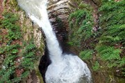 آب این آبشار عجیب از پایین به بالا می رود! + فیلم