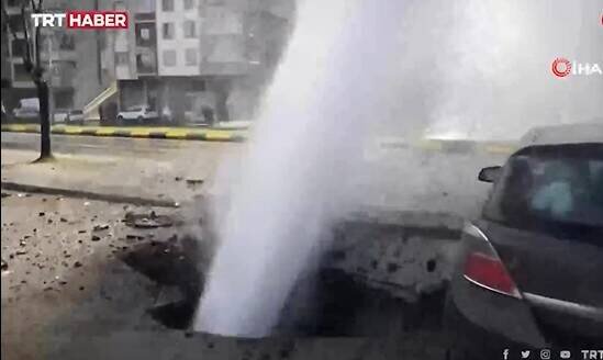 منفجر شدن خط اصلی آب در ترابزون ترکیه + فیلم
