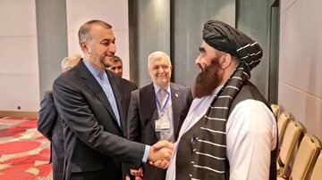 لحظه دیدار امیرعبداللهیان با وزیر خارجه طالبان / فیلم