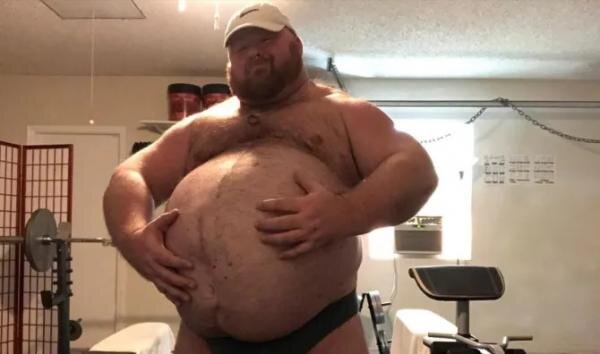 شکم عجیب مرد جوان که شبیه توپ است! | تلاش باورنکردنی برای رسیدن به وزن ۳۰۰ کیلو + عکس