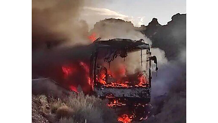 آتش سوزی وحشتناک اتوبوس در جاده تایباد | نجات باورنکردنی مسافران با اقدام به موقع شاگرد اتوبوس
