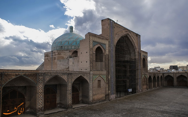 قدمت مسجد جامع قزوین به چه دوره‌ای بازمی‌گردد؟