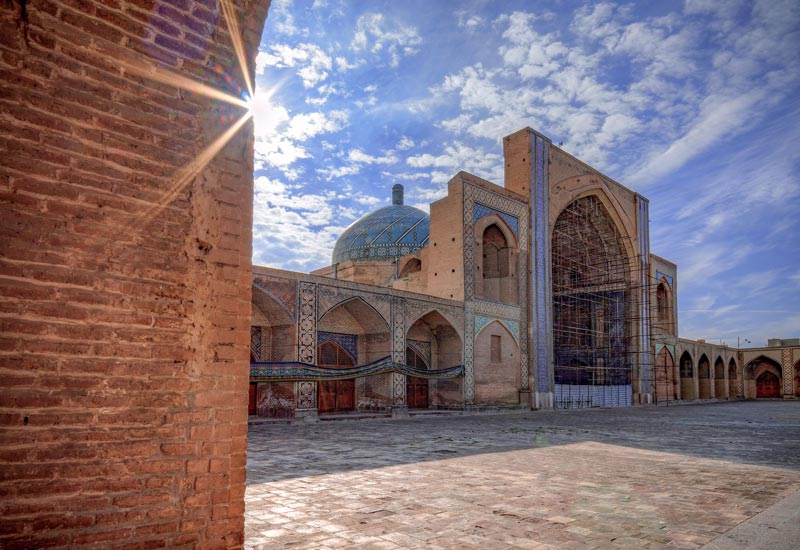 قدمت مسجد جامع قزوین به چه دوره‌ای بازمی‌گردد؟