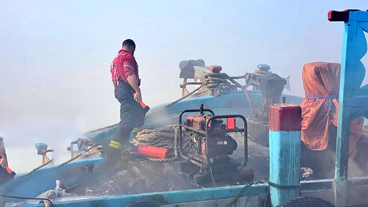 آتش سوزی هولناک ۵ لنج در بندرنخل تقی عسلویه + جزییات