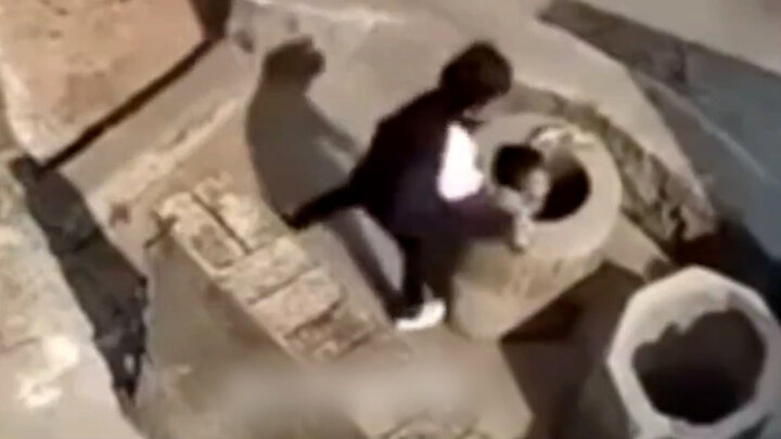 ویدیو وحشتناک از لحظه پرت کردن پسربچه خردسال به داخل چاه عمیق توسط دختر همسایه