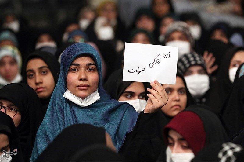 دست نوشته جنجالی یک دانشجوی دختر در دیدار با رهبر انقلاب