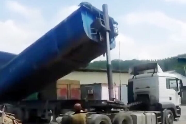 برق گرفتگی راننده‌ کامیون بر اثر تصادف با کابل +فیلم