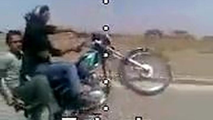تک چرخ زدن دختر شجاع ایرانی با موتورسیکلت در اتوبان + فیلم