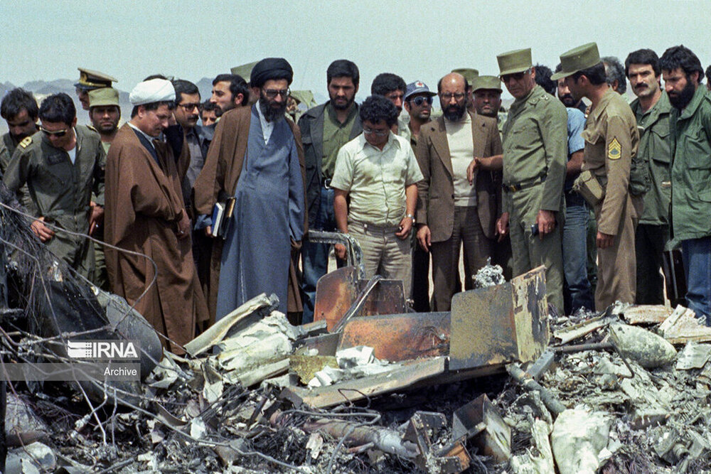 بازدید آیت‌الله خامنه‌ای از بقایای سربازان آمریکا در طبس