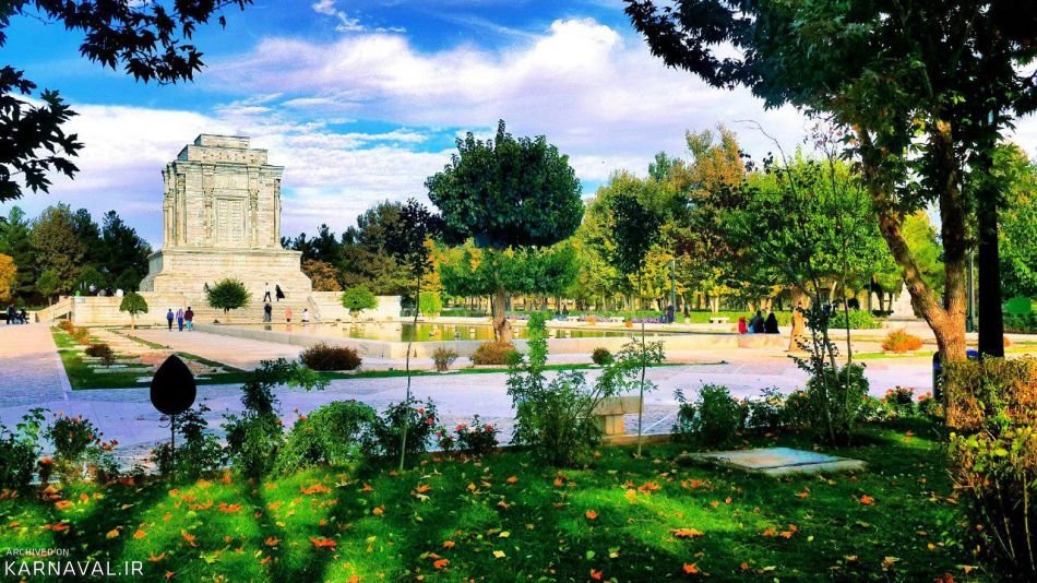 آرامگاه فردوسی کی ساخته شد؟