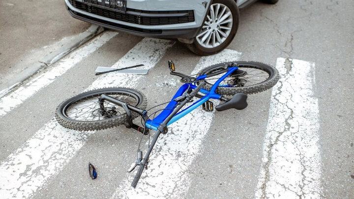 برخورد مرگبار خودرو سواری با دوچرخه سوار در خیابان فرعی + فیلم