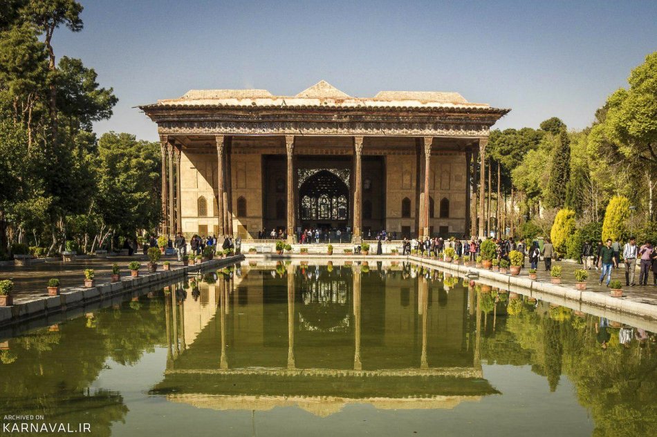 چهل ستون کجای اصفهان است؟