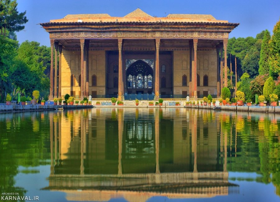 معماری با شکوه کاخ چهل ستون اصفهان