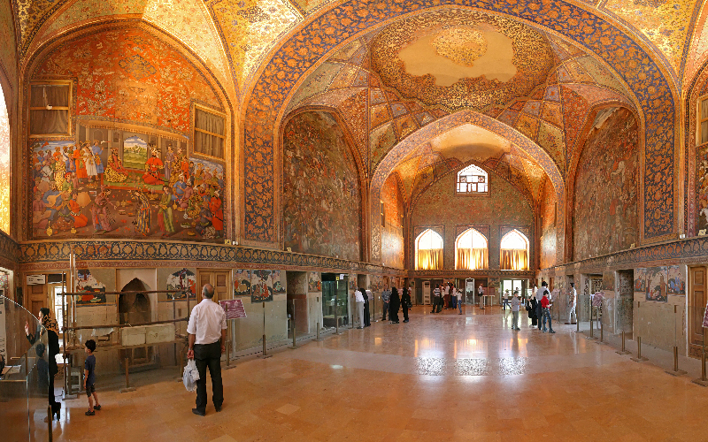 معماری با شکوه کاخ چهل ستون اصفهان
