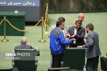 لباس عجیب نماینده مجلس در جلسه استیضاح وزیر صمت + عکس