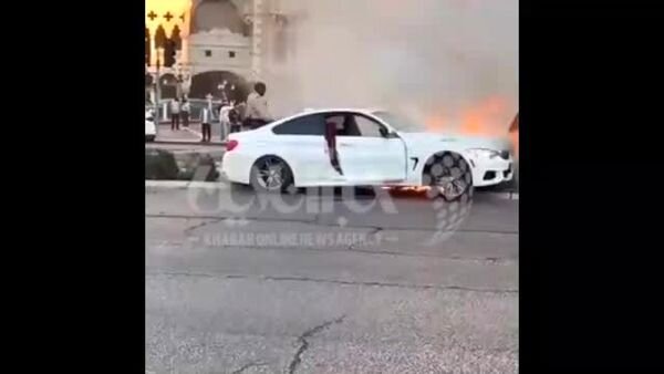 لحظه آتش گرفتن خودروی گرانقیمت پس از برخورد با درخت وسط اتوبان + فیلم