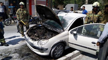 اقدام تحسین برانگیز پلیس راهنمایی رانندگی با اطفای حریق پژو ۲۰۶ در حال انفجار + فیلم