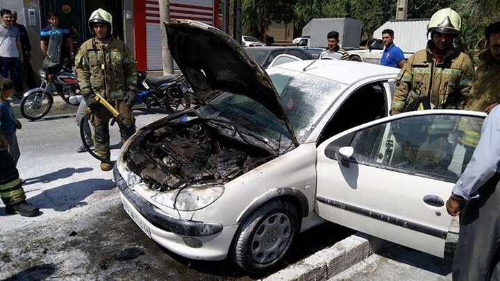 اقدام تحسین برانگیز پلیس راهنمایی رانندگی با اطفای حریق پژو ۲۰۶ در حال انفجار + فیلم