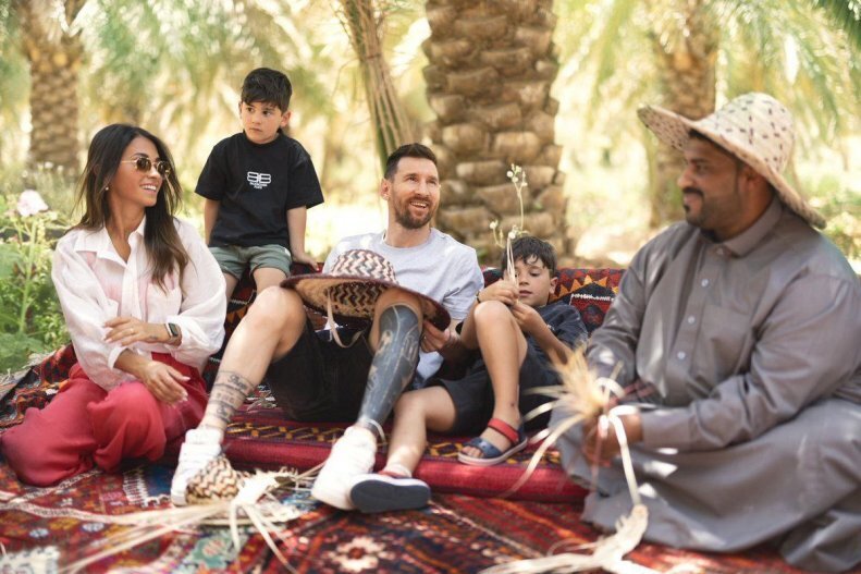 عکس | خوش‌گذرانی مسی و خانواده در عربستان