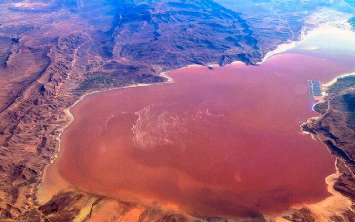 دریاچه مهارلو چه زمانی صورتی است؟