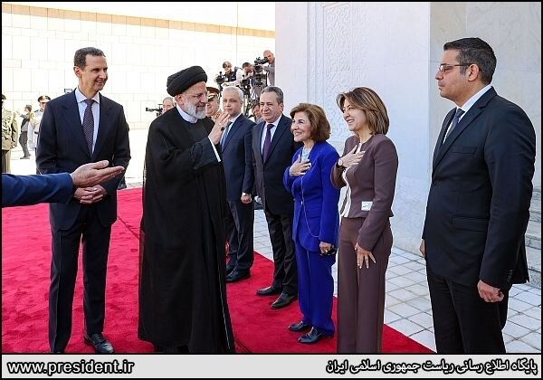 خانم‌های بی‌حجاب در صف مستقبلین رسمی رییسی در دمشق