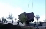سقوط کامیون از بالای جرثقیل روی کارگران + فیلم دلخراش