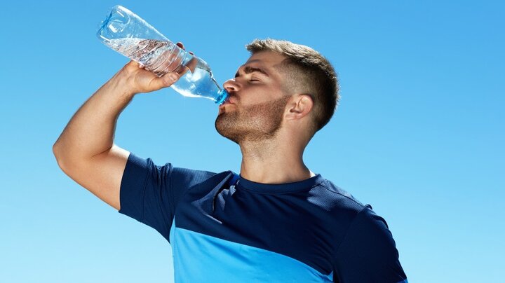 این نوشیدنی محبوب آب بدن شما را خشک می کند