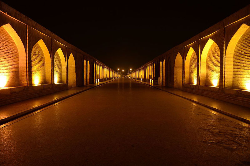 سی و سه پل در کجای اصفهان قرار دارد؟