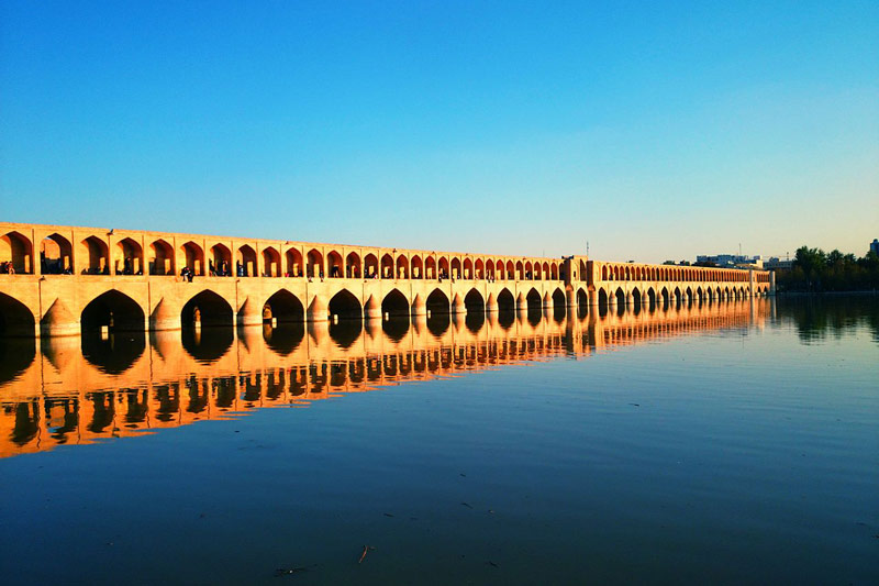 سی و سه پل در کجای اصفهان قرار دارد؟