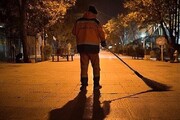 فداکاری یک پاکبان در بازکردن آبراه عمیق وسط خیابان + فیلم