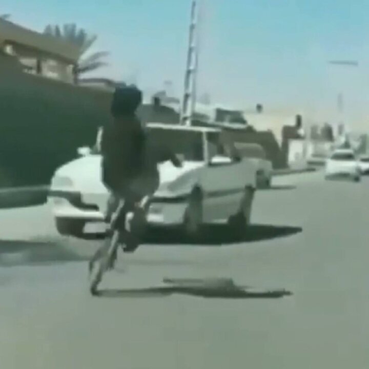 دوچرخه سواری خطرناک پسر بچه در یک خیابان شلوغ + فیلم